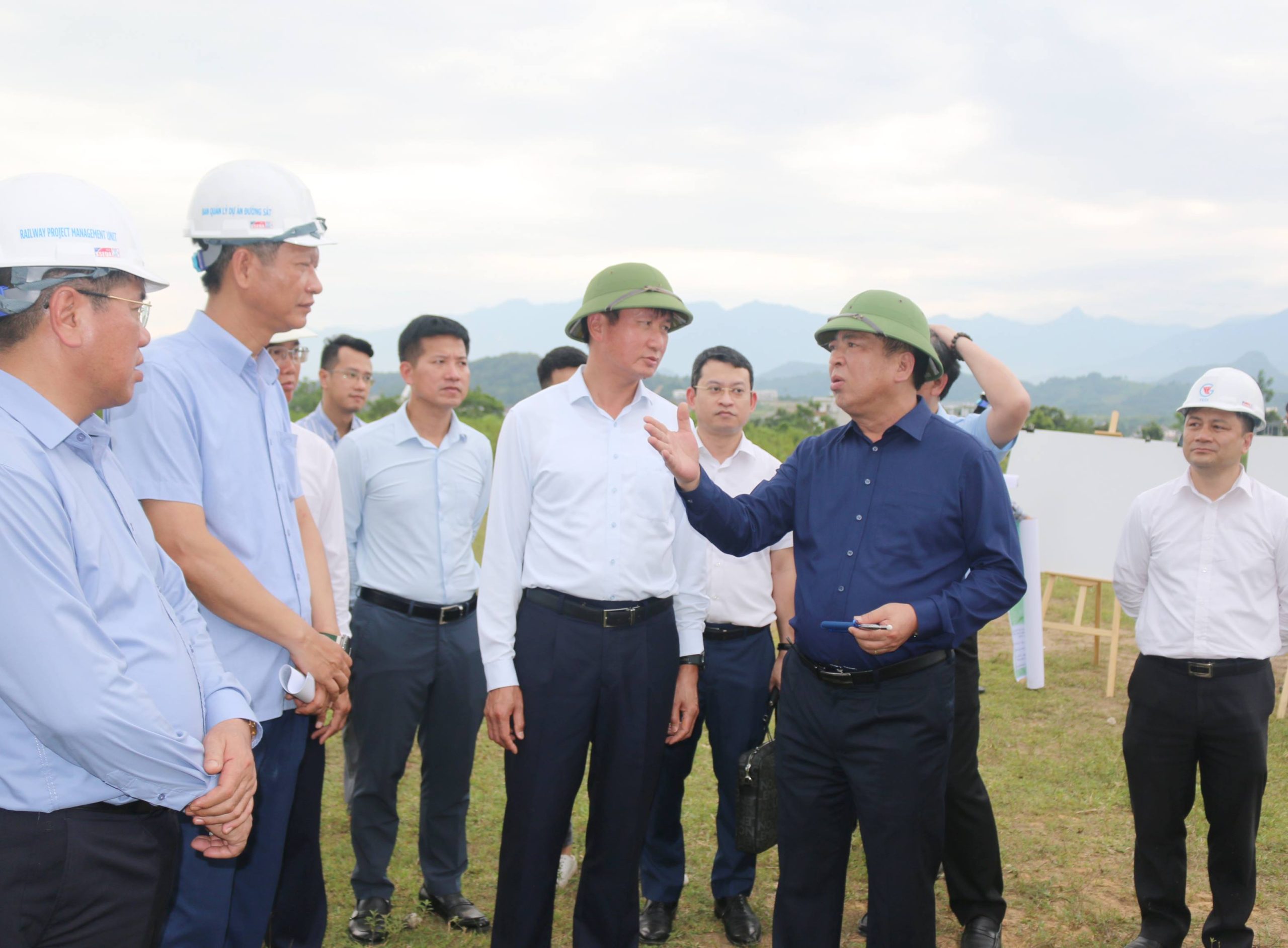 Bộ trưởng Bộ Xây dựng Trần Hồng Minh kiểm tra thực địa Dự án tuyến đường sắt Lào Cai- Hà Nội - Hải Phòng tại tỉnh Lào Cai 3 Bộ trưởng đề nghị tỉnh Lào Cai chuẩn bị tốt các điều kiện đảm bảo dự án được khởi công đúng kế hoạch, chất lượng và hiệu quả.