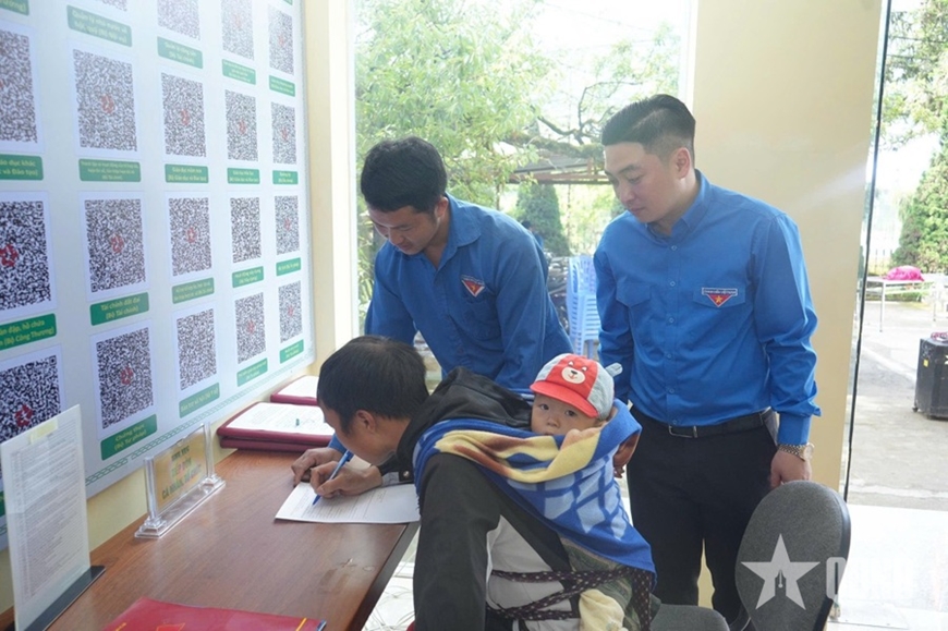 Hình ảnh áo xanh tình nguyện lan tỏa từ phường Sa Pa trong công cuộc chuyển đổi số 3 Bà con nhân dân người dân tộc thiểu số của phường Sa Pa, tỉnh Lào Cai được hướng dẫn làm thủ tục hành chính tại Trung tâm phục vụ hành chính công. (Ảnh Truyền Hình Sa Pa)
