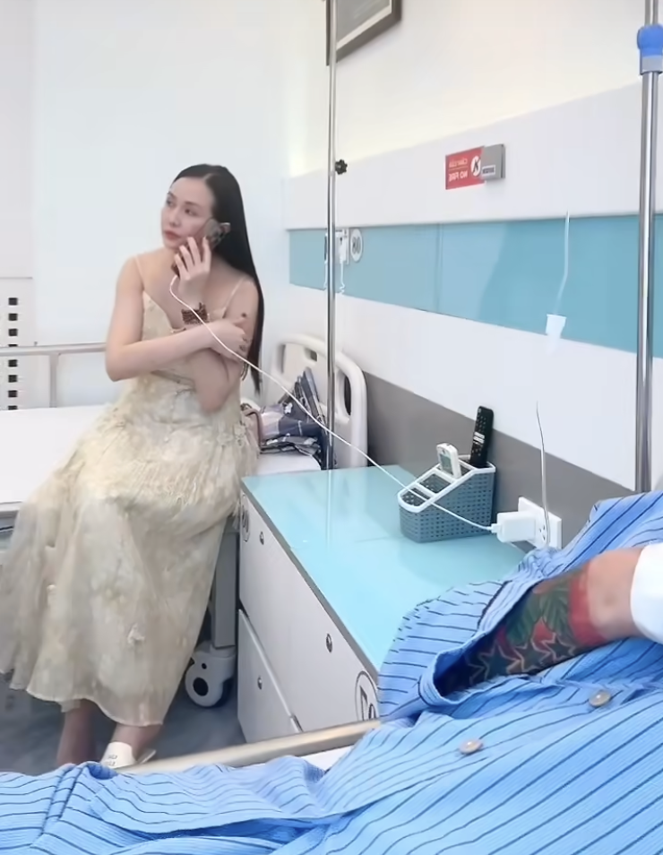 Ca sĩ Tuấn Hưng chia sẻ tình trạng sức khỏe sau ca tiểu phẫu thanh quản 3 Bà xã Hương Baby là người ở bên cạnh chăm sóc cho ca sĩ Tuấn Hưng ở bệnh viện