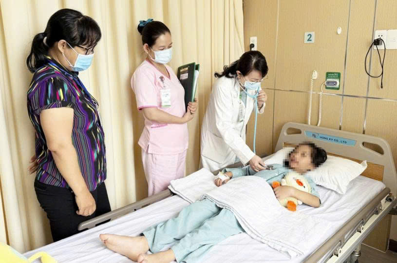Bác sĩ thăm khám cho bệnh nhi.