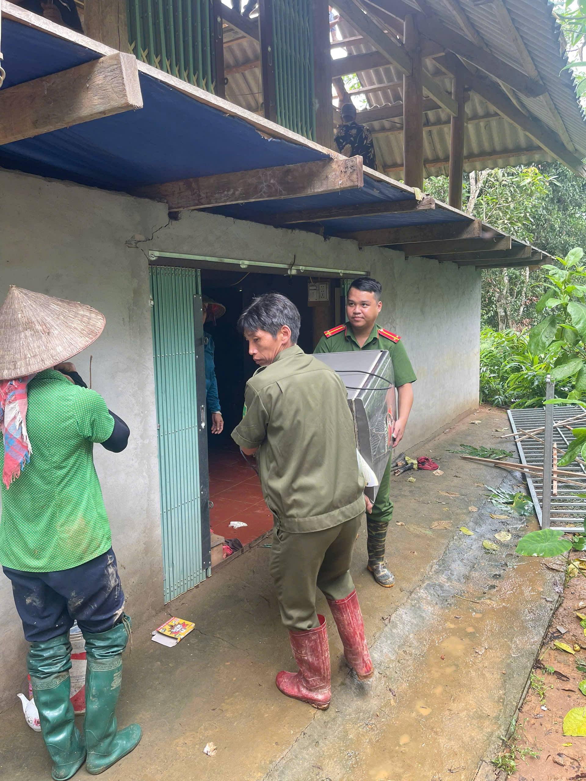 Công an xã Dương Quỳ sát cánh cùng người dân khắc phục hậu quả mưa lũ 4 Bảo vệ tài sản của Nhân dân trước nguy cơ sạt lở (ảnh Công An xã Dương Quỳ )