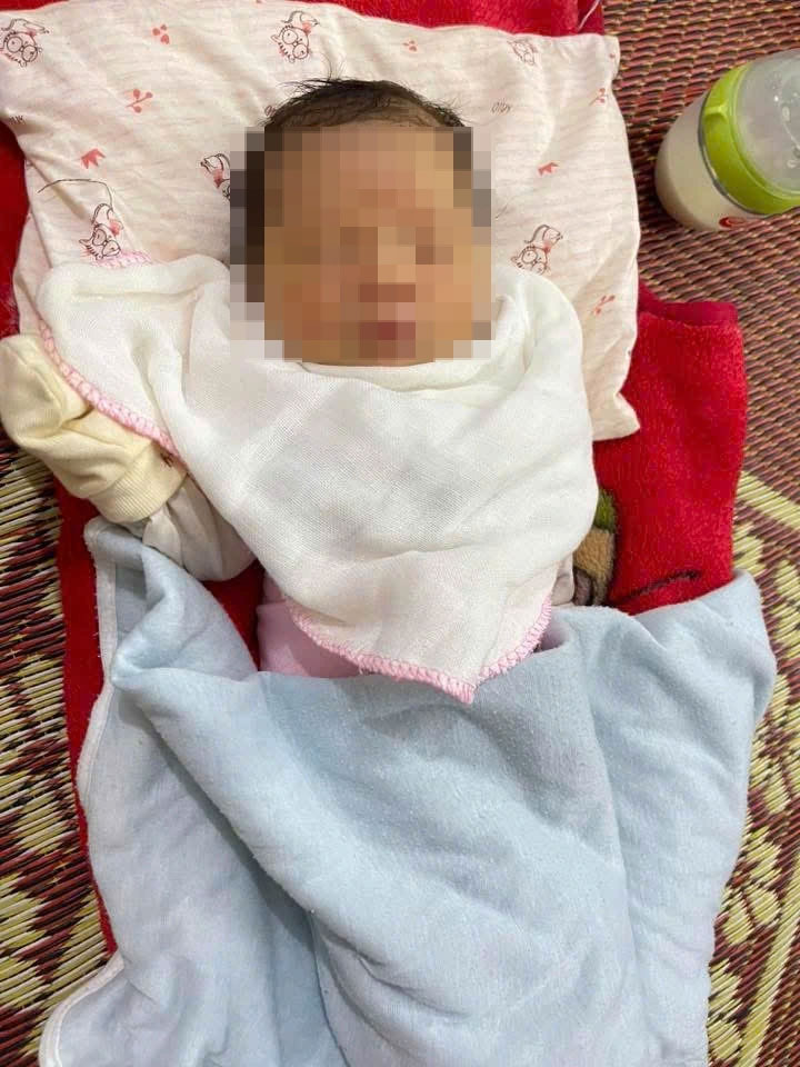 Bé gái 2,7kg bị bỏ trong làn nhựa bên Quốc lộ 70 xã Phúc Lợi, tỉnh Lào Cai. 1 Bé gái sơ sinh bị bỏ rơi ven Quốc lộ 70 thuộc địa bàn xã Phúc Lợi, tỉnh Lào Cai. Ảnh: Người dân cung cấp