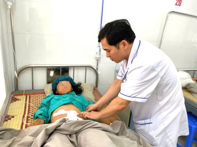 Bệnh nhi đang được chăm sóc, điều trị tại Bệnh viện Đa khoa số 3 tỉnh Lào Cai. Ảnh: BVCC.
