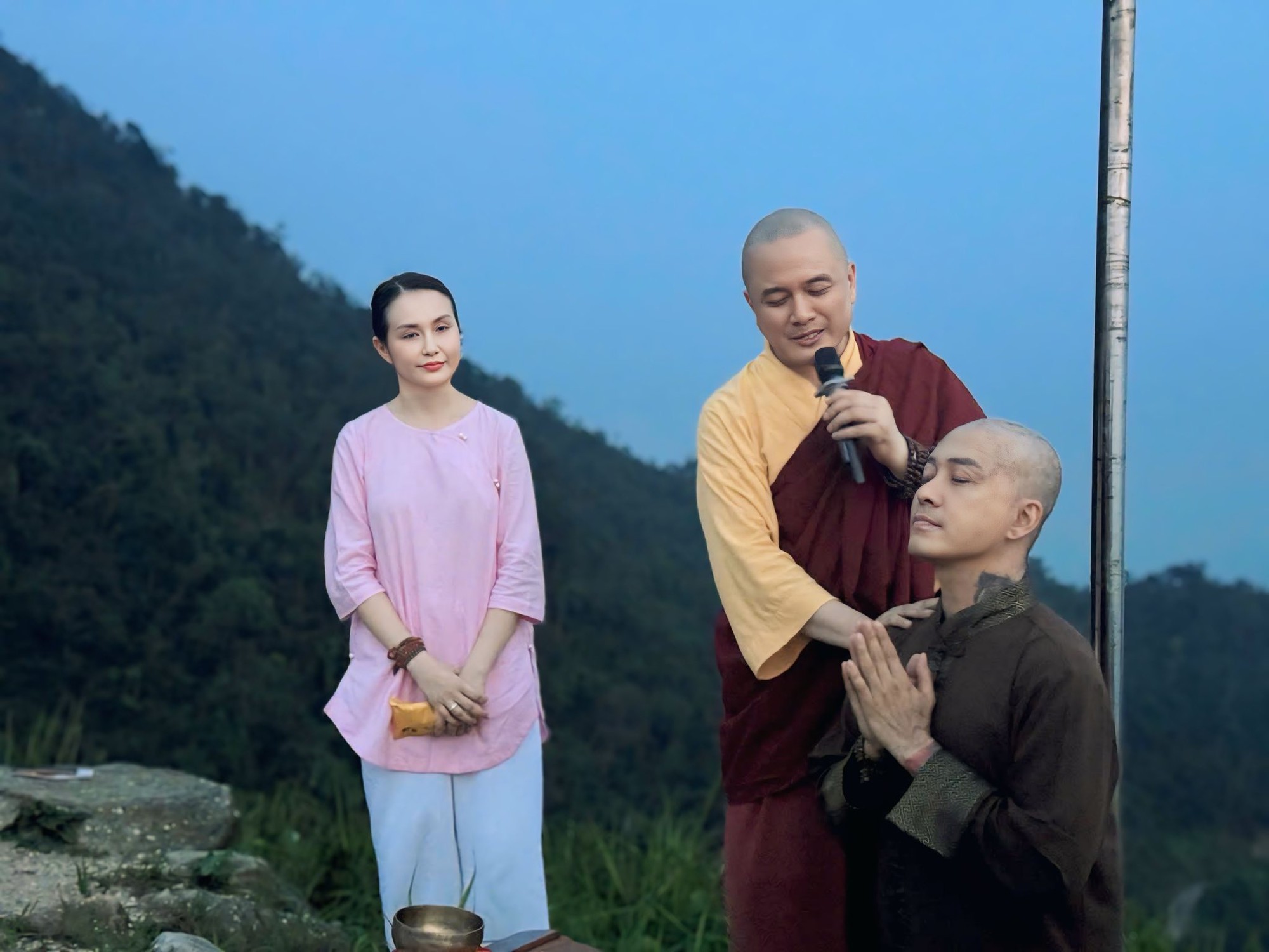 Ca sĩ Tuấn Hưng chia sẻ tình trạng sức khỏe sau ca tiểu phẫu thanh quản 4 Ca sĩ Tuấn Hưng vừa qua đã xuống tóc để cầu bình an, sức khỏe cho mẹ