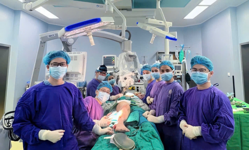 Cac bac si phau thuat tra lai cho thieu nu khuon mat xinh dep. 56677