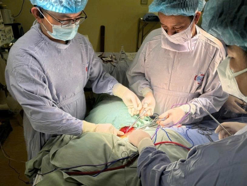 Các bác sĩ tại Bệnh viện K phẫu thuật cho bệnh nhân mắc ung thư. Ảnh: BVCC