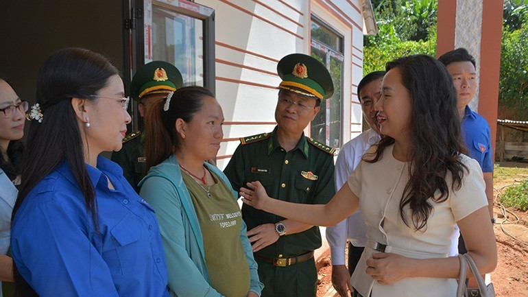 Các đại biểu thăm hỏi, động viên nhân dân. (Ảnh Công Hải-Tâm Thời)