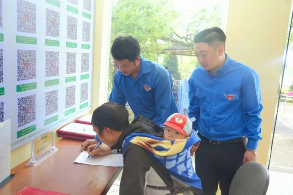 Trung tâm Hành chính công phường Sa Pa: Hướng tới nền hành chính hiện đại, lấy người dân làm trung tâm 3 Các đoàn viên thanh niên đang hướng dẫn người dân (đồng bào dân tộc thiểu số) làm các thủ tục khi đến giao dịch. (Ảnh Truyền Hình Sa Pa)