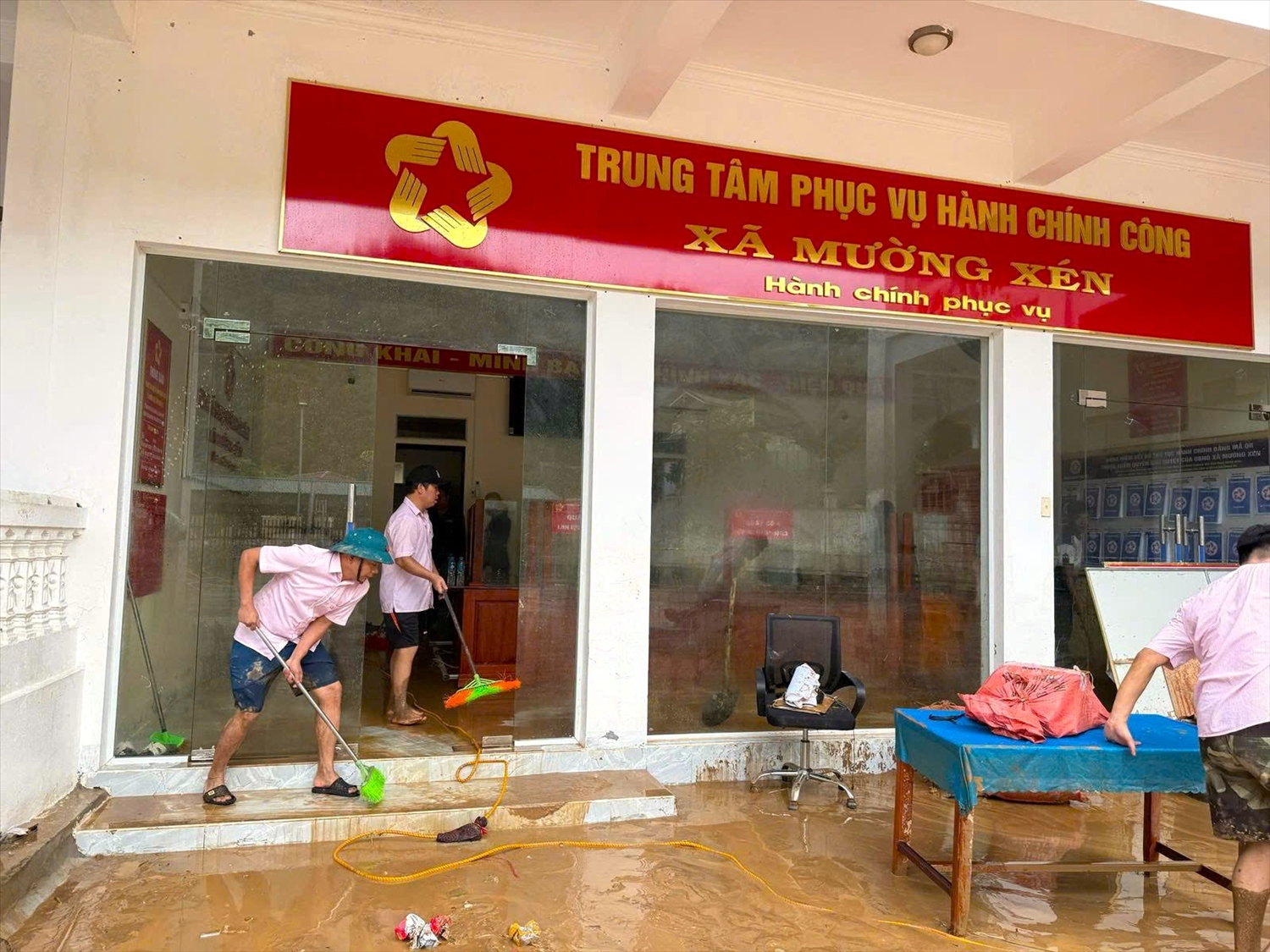 Cán bộ Phòng Giao dịch Ngân hàng CSXH Kỳ Sơn đồng hành cùng Nhân dân xã Mường Xén khắc phục hậu quả lũ lụt