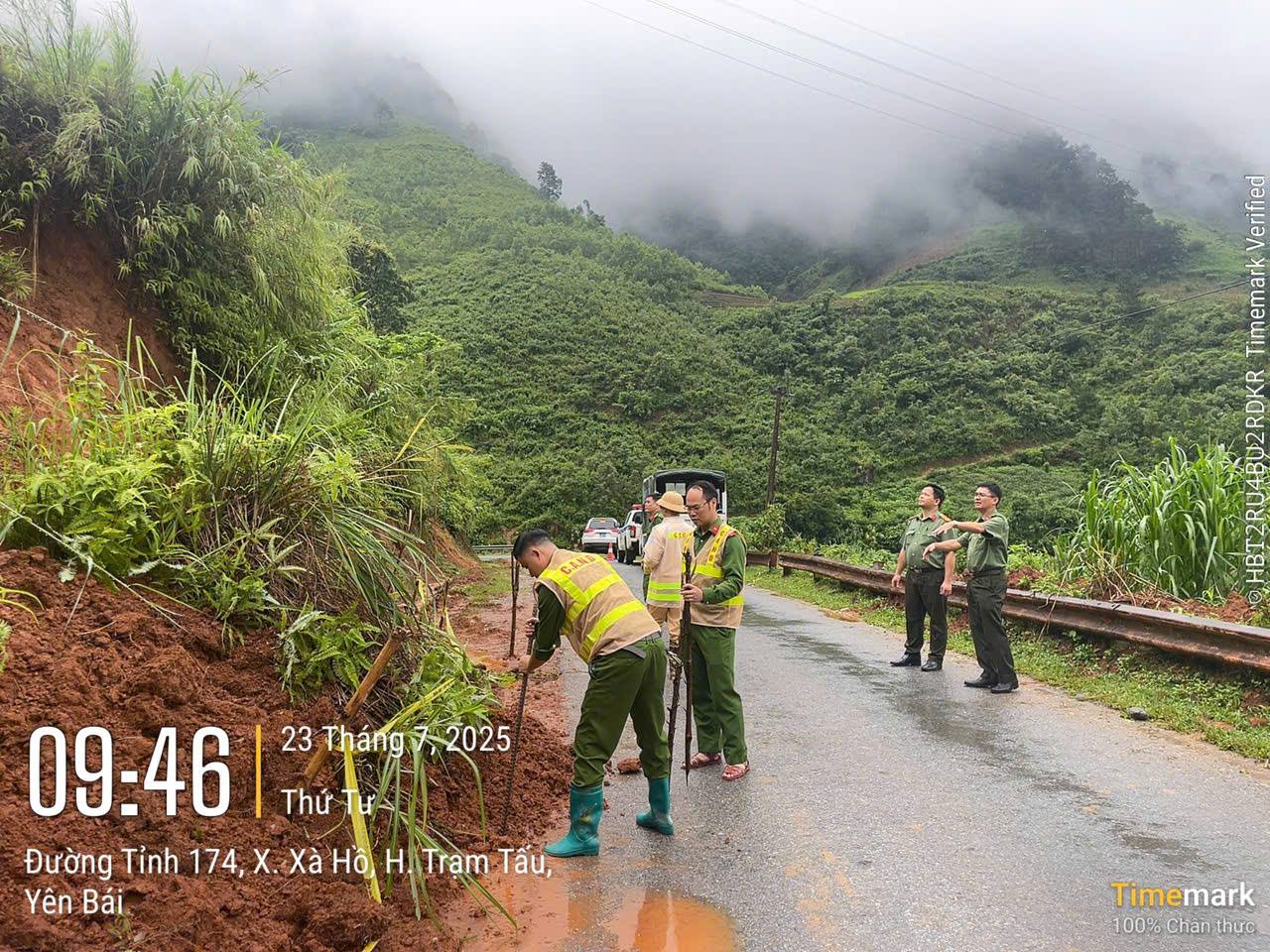 Công an xã Hạnh Phúc kịp thời ứng phó sạt lở, bảo đảm an toàn giao thông trên tuyến tỉnh lộ 174 1 Công an xã Hạnh Phúc sử dụng cuốc, xẻng san gạt đất, khai thông rãnh thoát nước tại khu vực sạt lở ( ảnh CTTĐT Công an tỉnh Lào Cai )