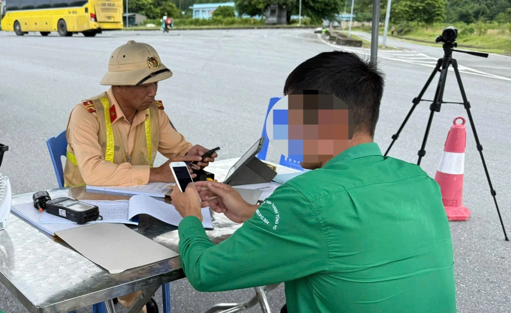 Cảnh sát lập biên bản xử phạt với tài xế S. (Ảnh: Công an cung cấp).