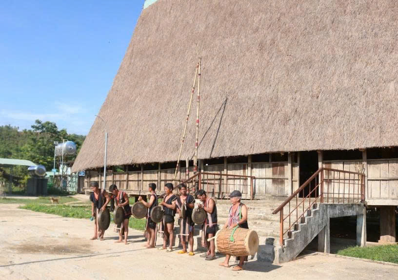 Giữ hồn dân tộc bằng tình yêu 1 Câu lạc bộ văn hóa dân gian thôn 5 (Kon Braih, Quảng Ngãi) gìn giữ văn hóa truyền thống qua từng thế hệ.