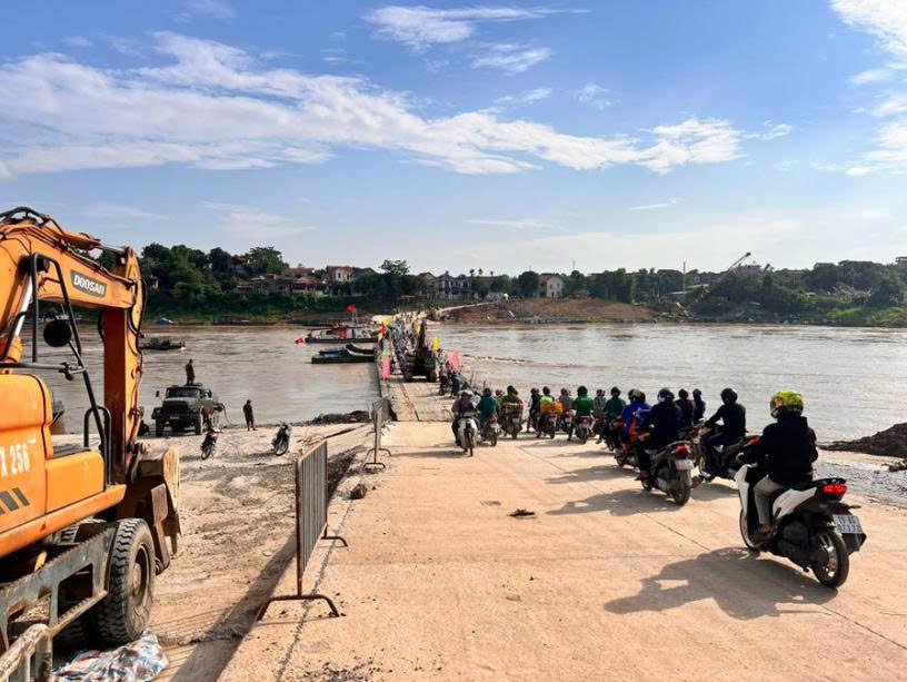 Cầu phao Phong Châu hoạt động trở lại 1 Cầu phao Phong Châu sẽ hoạt động lại từ 11h30 ngày 23/7.