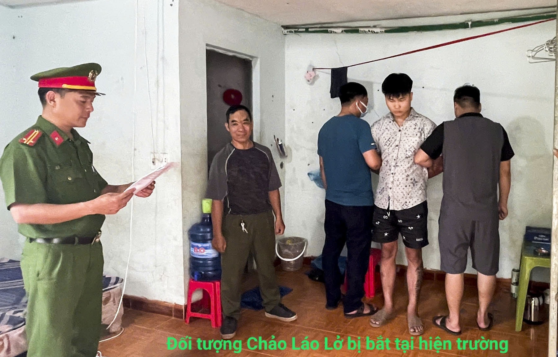 Bắt quả tang nam thanh niên cất giấu 96 tép heroin trong phòng trọ ở Bát Xát 1 Đối tượng Chảo Láo Tả bị bắt tại hiện trường. (Ảnh Truyền Thông Khu Vực Bát Xát)