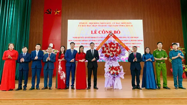 Chị Giàng Thị Mai - Bí thư Tỉnh Đoàn Lào Cai (thứ 3 từ phải sang) được chỉ định giữ chức Phó Bí thư Thường trực Đảng uỷ xã Cốc San.