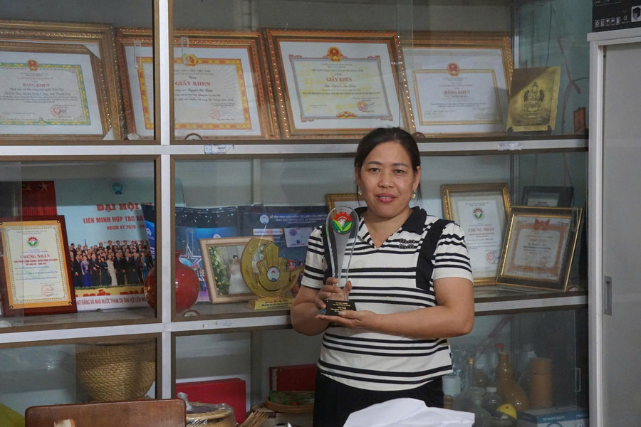 Chị Nguyễn Thị Thắm, Giám đốc Hợp tác xã Tân Thọ là người làm sống dậy làng nghề thủ công mỹ nghệ ở xã Trung Chính.