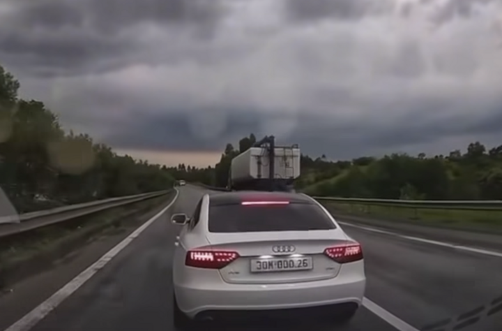 Tài xế xe Audi dương tính ma túy, chèn ép xe khác trên cao tốc Nội Bài - Lào Cai 1 Chiếc ô tô Audi có dấu hiệu lạng lách, chèn ép các xe khác trên cao tốc Nội Bài - Lào Cai.