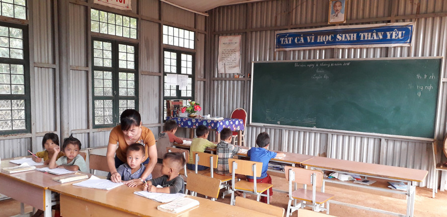 Cô giáo vùng biên và hành trình gieo chữ, 'xóa mù' giữa đại ngàn Tây Bắc 2 Cô Đào Thị Thoa trong một tiết dạy lớp ghép.