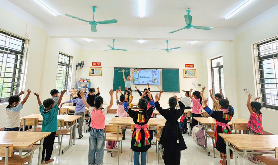 Cô và trò Trường Tiểu học Thần Sa, xã Thần Sa, tỉnh Thái Nguyên, trong giờ học làm quen với tiếng Việt.