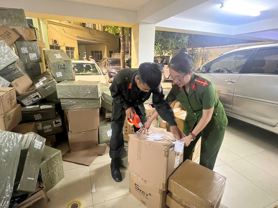 Công an kiểm tra số hàng hóa.