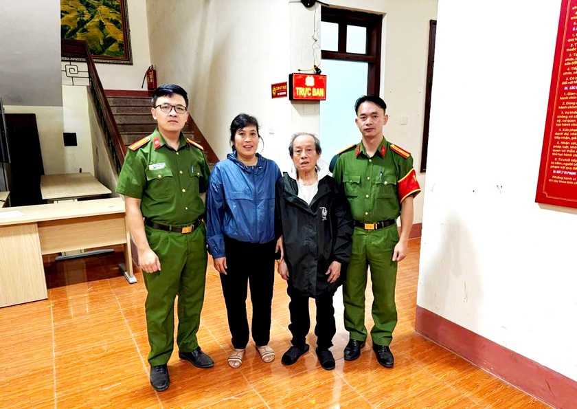 Cong an phuong Sa Pa Lao Cai dua du khach nam 80 tuoi di lac tro ve gia dinh an toan. 4567