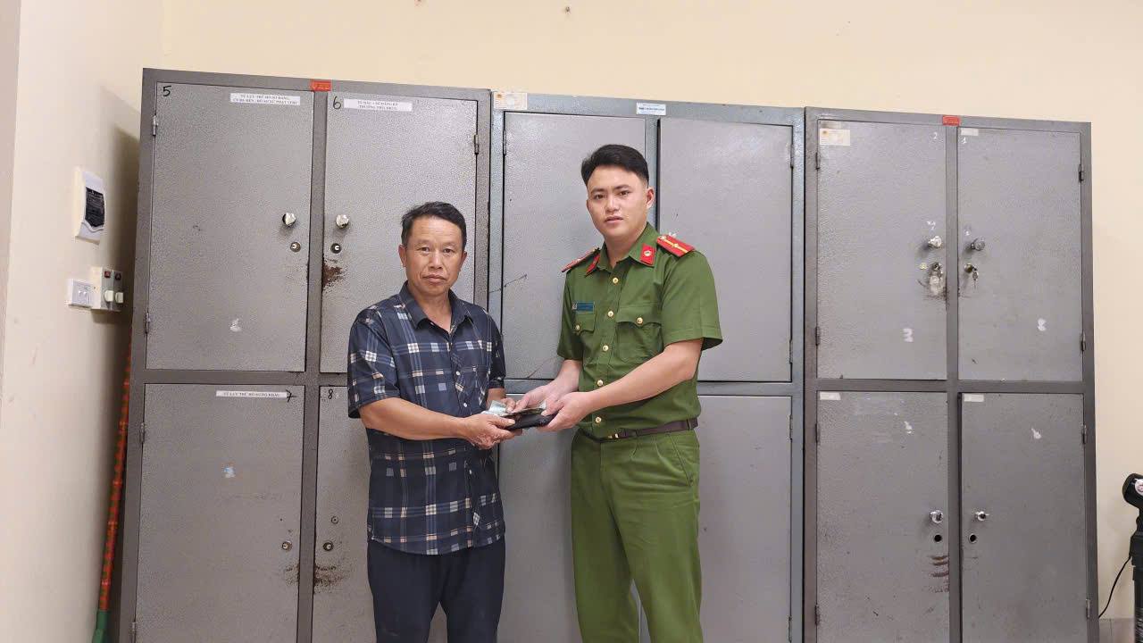Công an xã Bắc Hà xử lý kịp thời vụ việc nhặt được tài sản: Lan tỏa nghĩa cử đẹp trong cộng đồng du lịch 2 Công an xã Bắc Hà bàn giao tiền và giấy tờ cho anh Lao ( ảnh CTTĐT công an tỉnh Lào Cai )