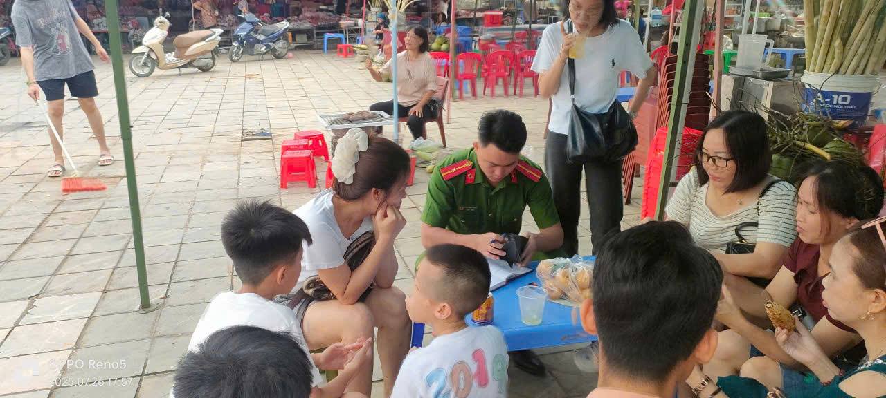 Cong an xa Bac Ha tiep nhan tien va giay to tu chi Phuong