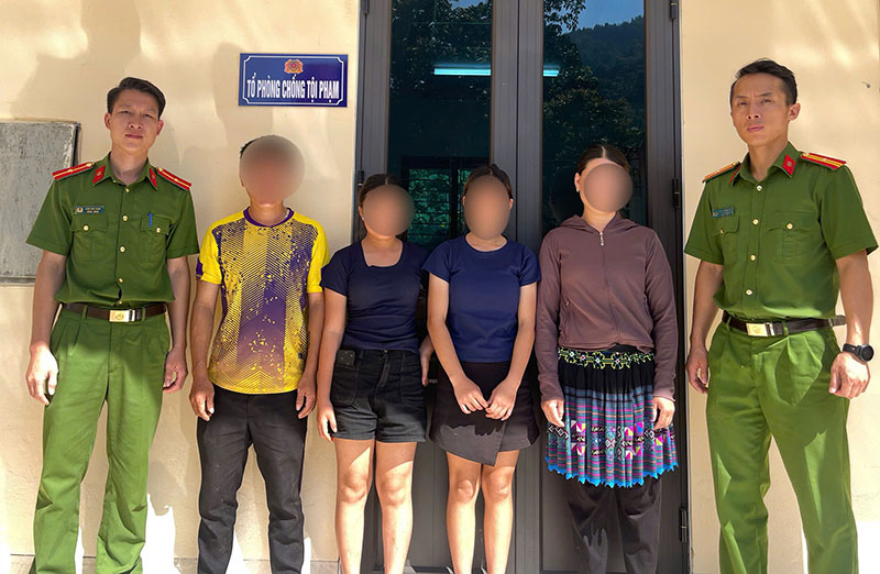 Cong an xa Bac Ha va Cong an xa Lung Phinh ban giao 2 chau cho gia dinh. 45667