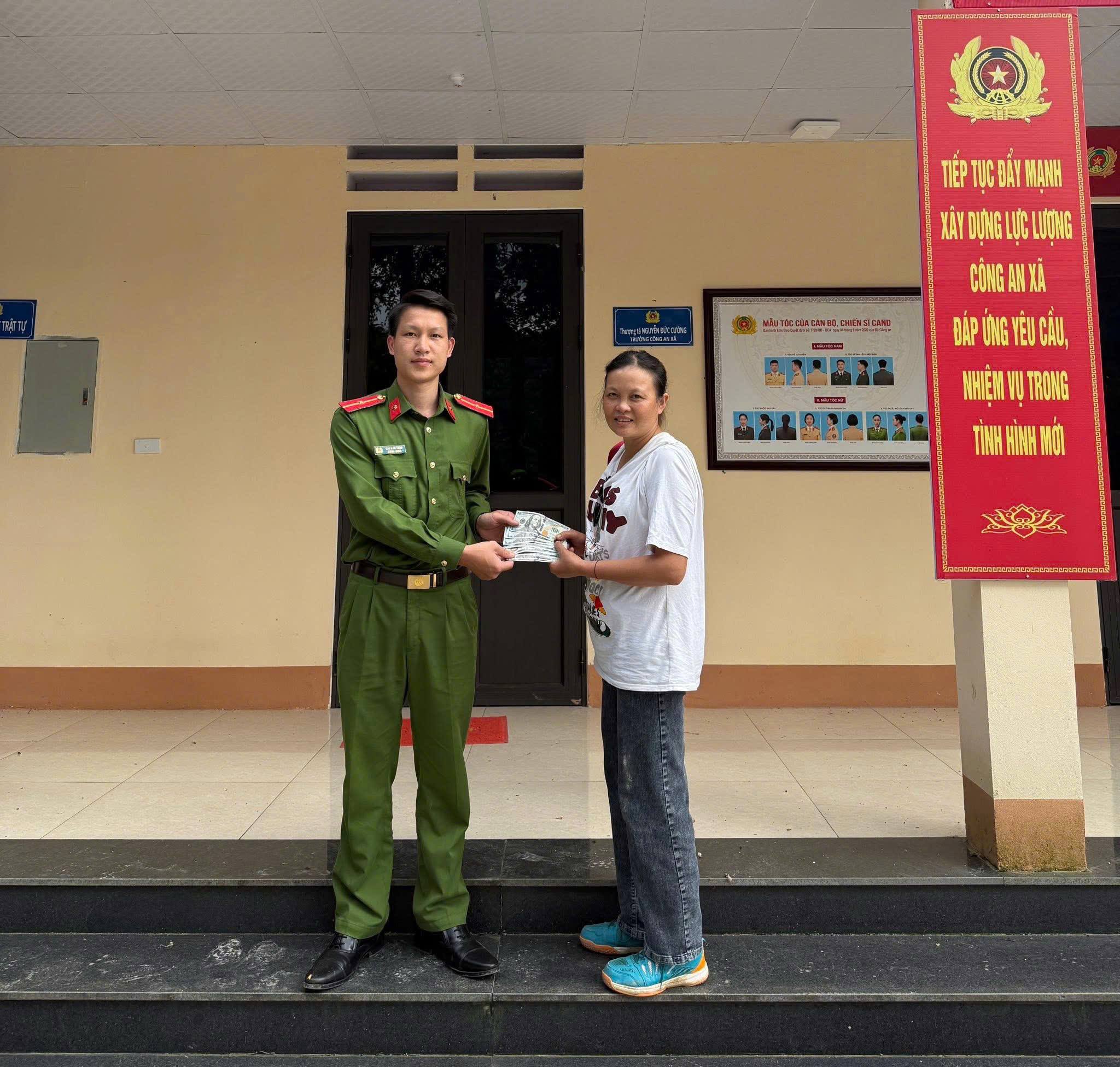 Cong an xa Lung Phinh trao tra lai so tien khach du lich lam roi cho dai dien duoc uy quyen cua Cong ty du lich Asia Viva Travel
