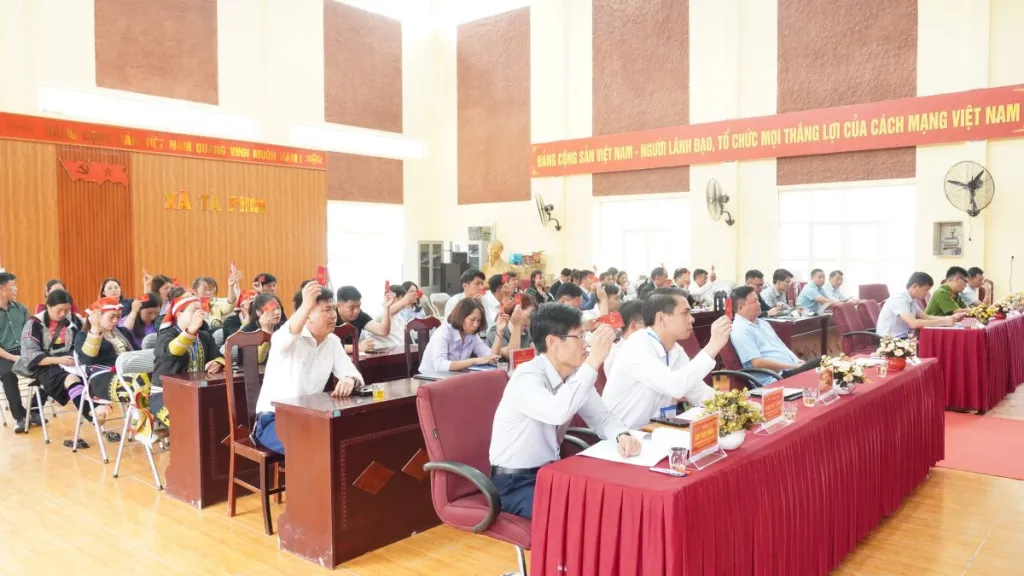 Kỳ họp thứ 2 HĐND xã Tả Phìn bàn nhiều nội dung quan trọng 3 Biểu quyết thông qua Nghị quyết Kỳ họp ( ảnh trung tâm VHTT - truyền thông Sa Pa )