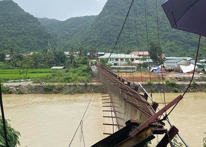 Xe ôtô rơi xuống sông do đứt cáp cầu treo ở Điện Biên, 3 người bị thương 1 Cầu treo ở xã biên giới Thanh Yên, tỉnh Điện Biên bị đứt cáp làm 3 người bị thương.
