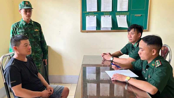 Diêu Tuấn Vũ, quốc tịch Trung Quốc (bên trái), khai nhận vận chuyển thuê cho 1 người Việt Nam với giá 20 nhân dân tệ mỗi kg bạc - Ảnh: TRUNG DŨNG