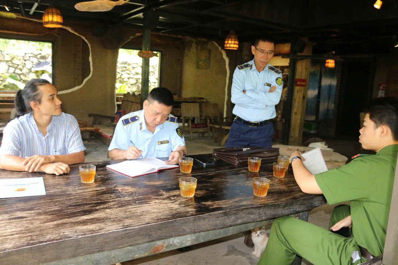 Doi Quan ly thi truong so 2 khu vuc Bat Xat – Sa Pa tinh Lao Cai lam viec voi ho kinh doanh 4356567