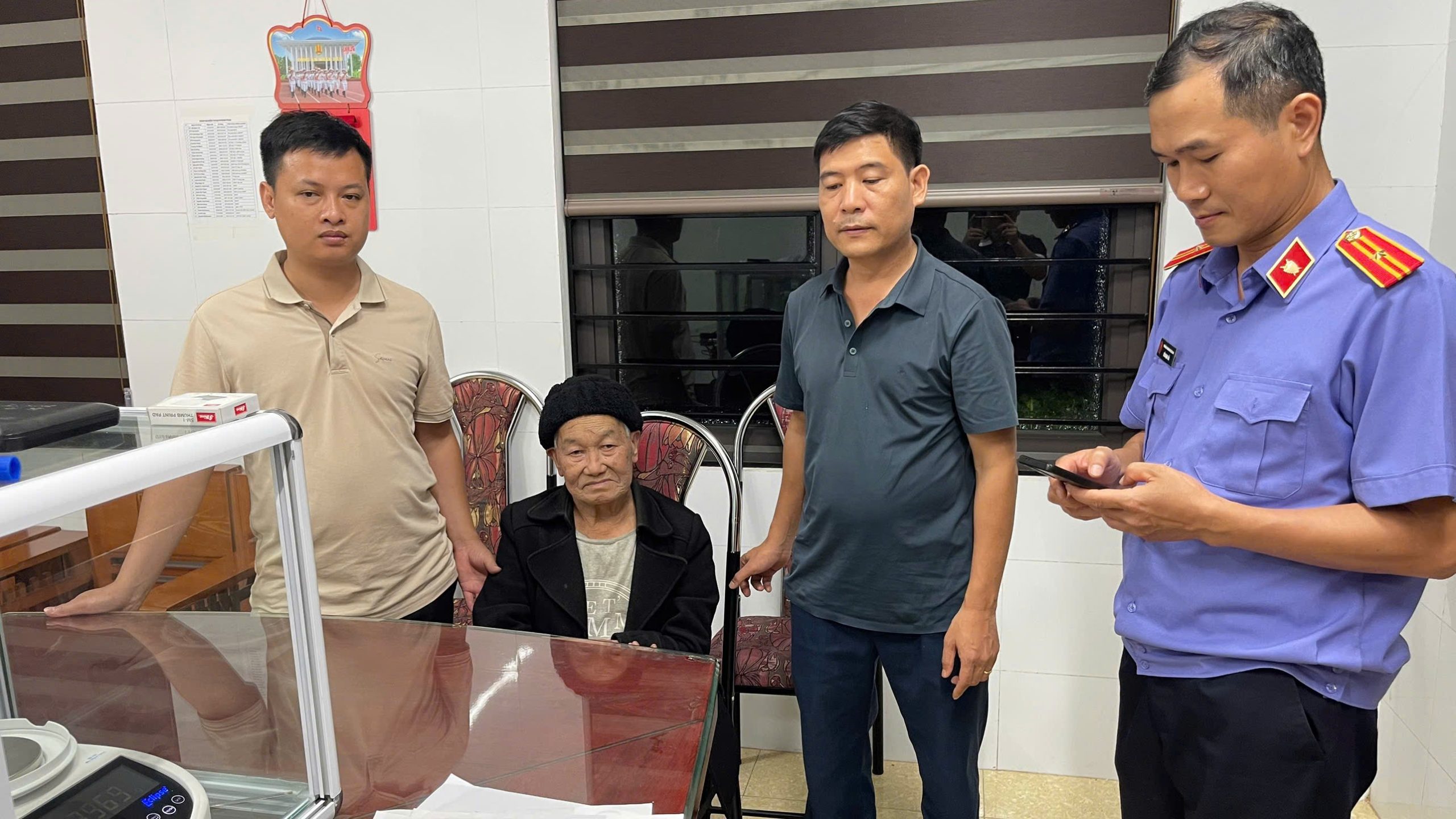 Công an xã Bát Xát bắt giữ 3 đối tượng tàng trữ, sử dụng ma túy trái phép 3 Đối tượng Vàng Xuân. (Ảnh Báo Lào Cai)
