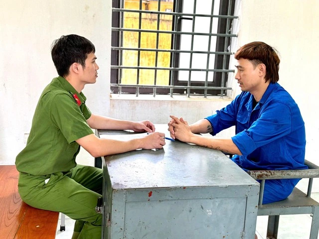 Đối tượng cầm đầu đường dây Đỗ Đông Hưng tại cơ quan công an. (Ảnh CACC)