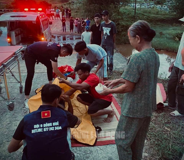 Người đàn ông hy sinh khi lao xuống hồ cứu hai cháu nhỏ bị đuối nước ở Huế 1 Đội xe 0 đồng Huế hỗ trợ gia đình đưa thi thể nạn nhân về lo hậu sự. Ảnh: Nhật Hoàng.