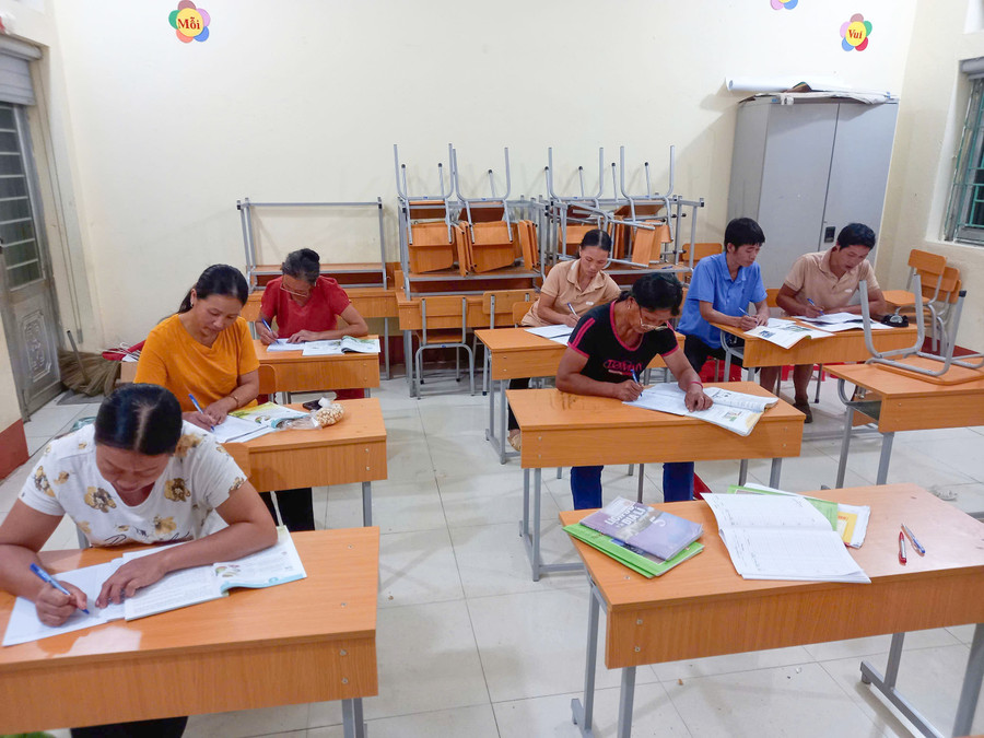 Cảm động tiếng hát nơi lớp học xóa mù 2 Dù ban ngày làm việc vất vả, nhưng buổi tối các học viên vẫn chăm chỉ lên lớp.
