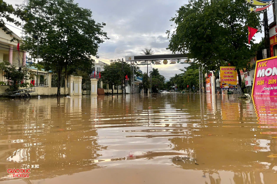 Nước sông lên nhanh, người dân miền núi Nghệ An chạy lũ trong đêm 9 Đường Quốc lộ 7 nhiều đoạn ngập sâu đến 1m. (Ảnh: Đình Tuân)