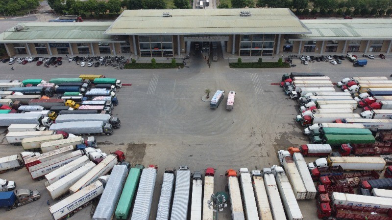 Xuất khẩu nông sản qua Lào Cai khởi sắc, sầu riêng vẫn chững lại 1 Hàng hóa chờ xuất khẩu qua Cửa khẩu Quốc tế đường bộ số II KIm Thành.