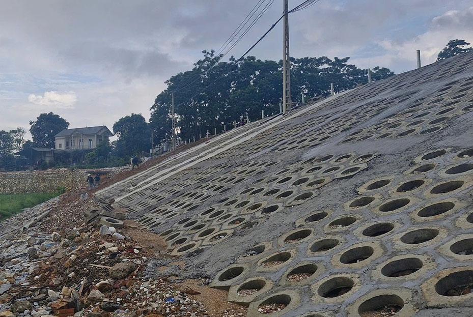 Cấp tốc gia cố hơn 70 công trình thủy lợi trước mùa mưa bão tại Lào Cai 4 Hiện trạng trước khi đơn vị thi công là chân đập toàn bộ bị sụt sạt, thân đập có hiện tượng nứt, nước ngấm ra ngoài và chuyển dịch nhẹ.