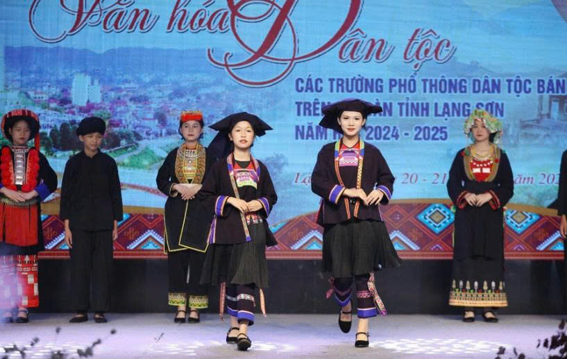 Hoc sinh Lang Son tham gia Ngay hoi van hoa dan toc cac truong pho thong dan toc ban tru tren dia ban tinh Lang Son nam hoc 2024 2025. 455567