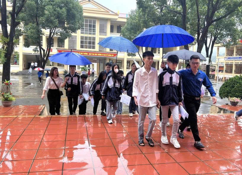 Hoc sinh THPT khu vuc 2 Lao Cai tinh Lao Cai cu tham du Ky thi tot nghiep THPT nam 2025. 45666