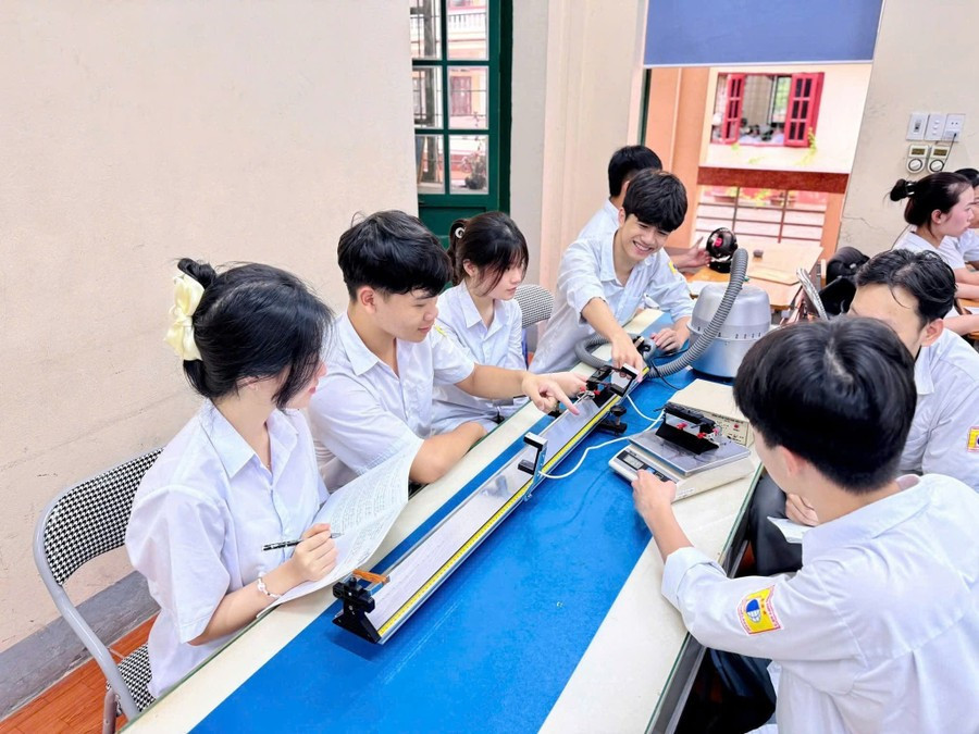 Giáo dục Lào Cai nhắm tới mục tiêu phát triển toàn diện 2 Học sinh Trường THPT Lê Hồng Phong trong tiết thực hành môn Vật lí.