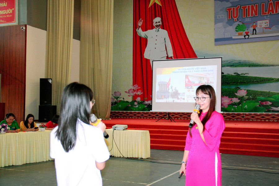 492 học sinh khối 10 tại Lào Cai thảo luận, chia sẻ về ý nghĩa của việc sáp nhập 3 Học sinh khối 10 được các thầy cô giáo tận tình chia sẻ nâng cao nhận thức. (Ảnh: NTCC)