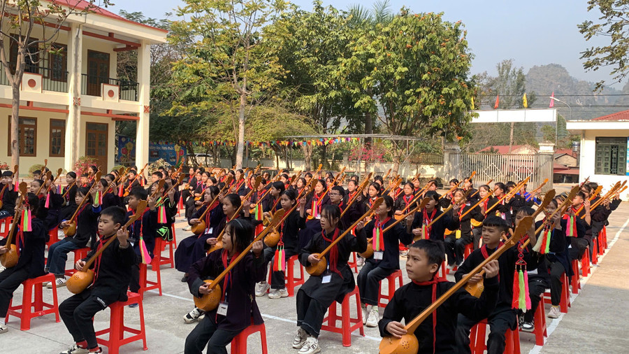 Giáo dục văn hóa truyền thống cho học sinh người dân tộc thiểu số 2 Học sinh tham gia biểu diễn đàn tính