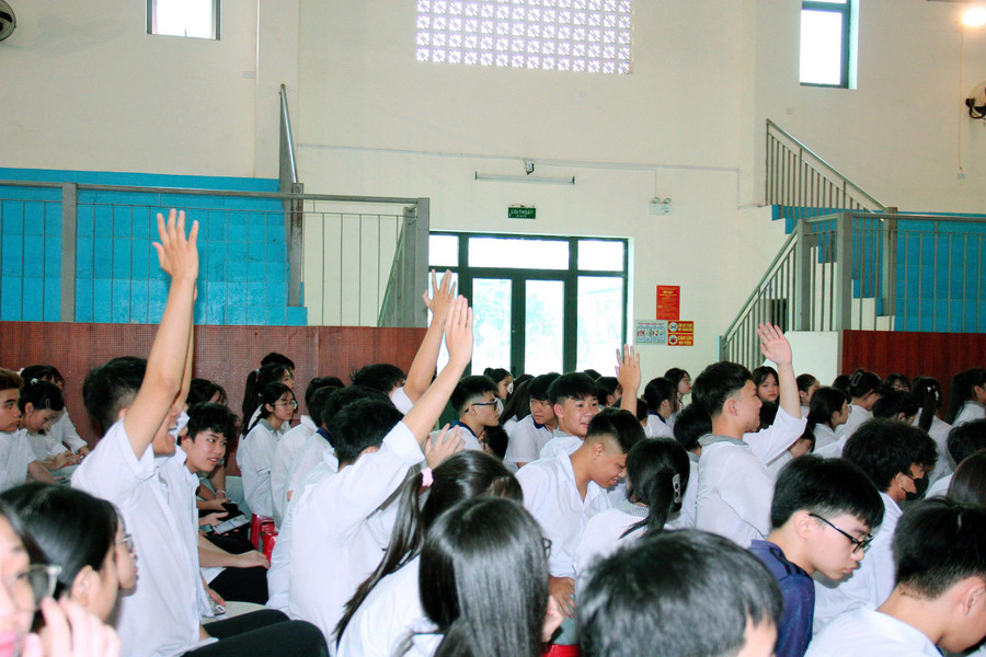 492 học sinh khối 10 tại Lào Cai thảo luận, chia sẻ về ý nghĩa của việc sáp nhập 4 Học sinh tự tin, sôi nổi tham gia thảo luận và chia sẻ ý kiến. (Ảnh: NTCC)