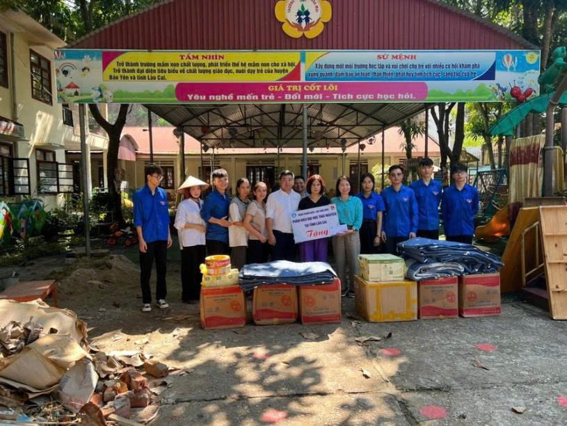 Phát huy vai trò đồng hành, lan tỏa tinh thần tình nguyện trong sinh viên 1 Hội Sinh viên Phân hiệu Đại học Thái Nguyên tại tỉnh Lào Cai hỗ trợ các trường học khắc phục hậu quả sau bão Yagi.