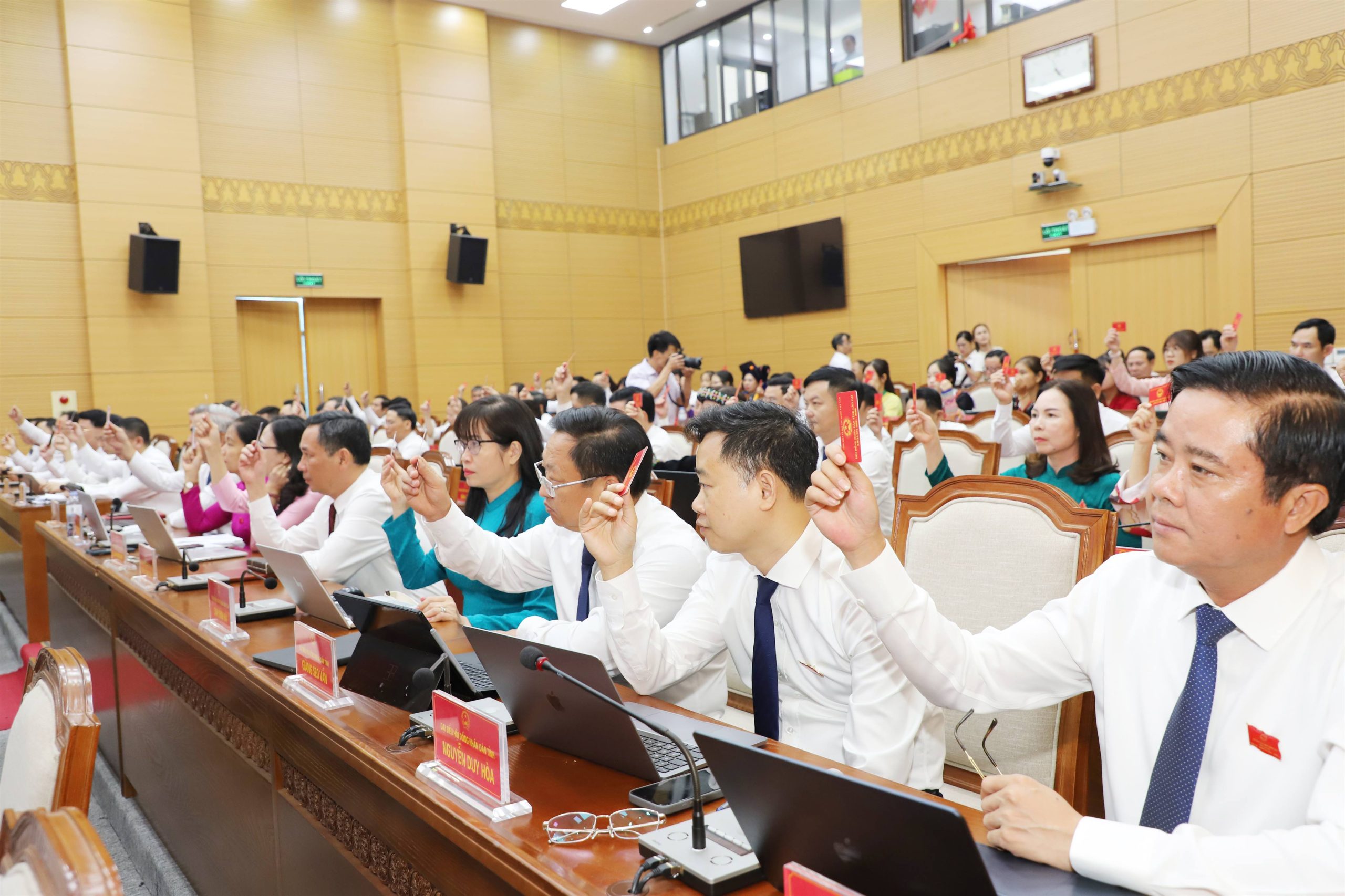 Lào Cai: 11 Nghị quyết được thông qua tại Kỳ họp thứ 2 HĐND tỉnh khoá XVI, nhiệm kỳ 2021-2026 6 Các đại biểu tham gia biểu quyết thông qua nghị quyết