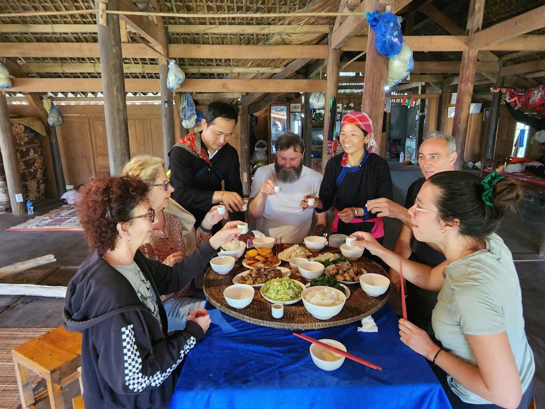 Bản Liền Lào Cai 'gây sốt', homestay kín phòng sau khi lên sóng TV 7 Khách nước ngoài trải nghiệm các món ăn dân dã tại bản Liền.