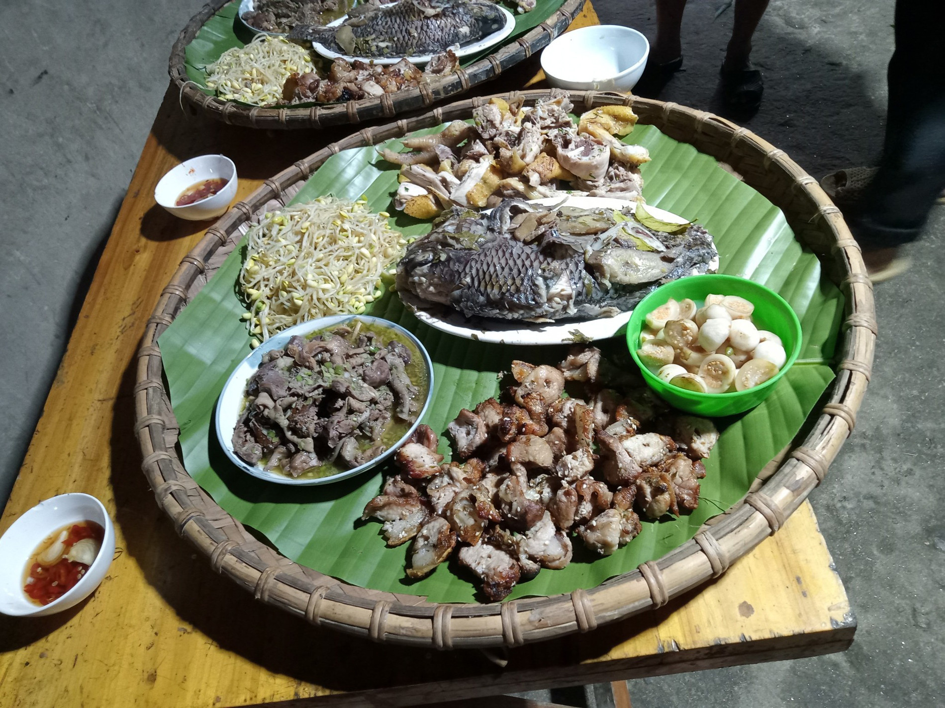 Khach nuoc ngoai trai nghiem cac mon an dan da tai ban Lien. 34555